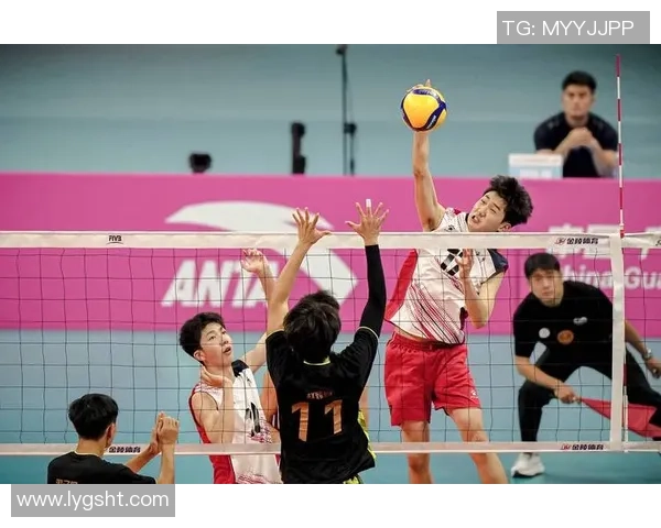 重庆排球队的包夹战术解析与其在排球热点中的影响 重庆排球队的包夹战术解析与其在排球热点中的影响